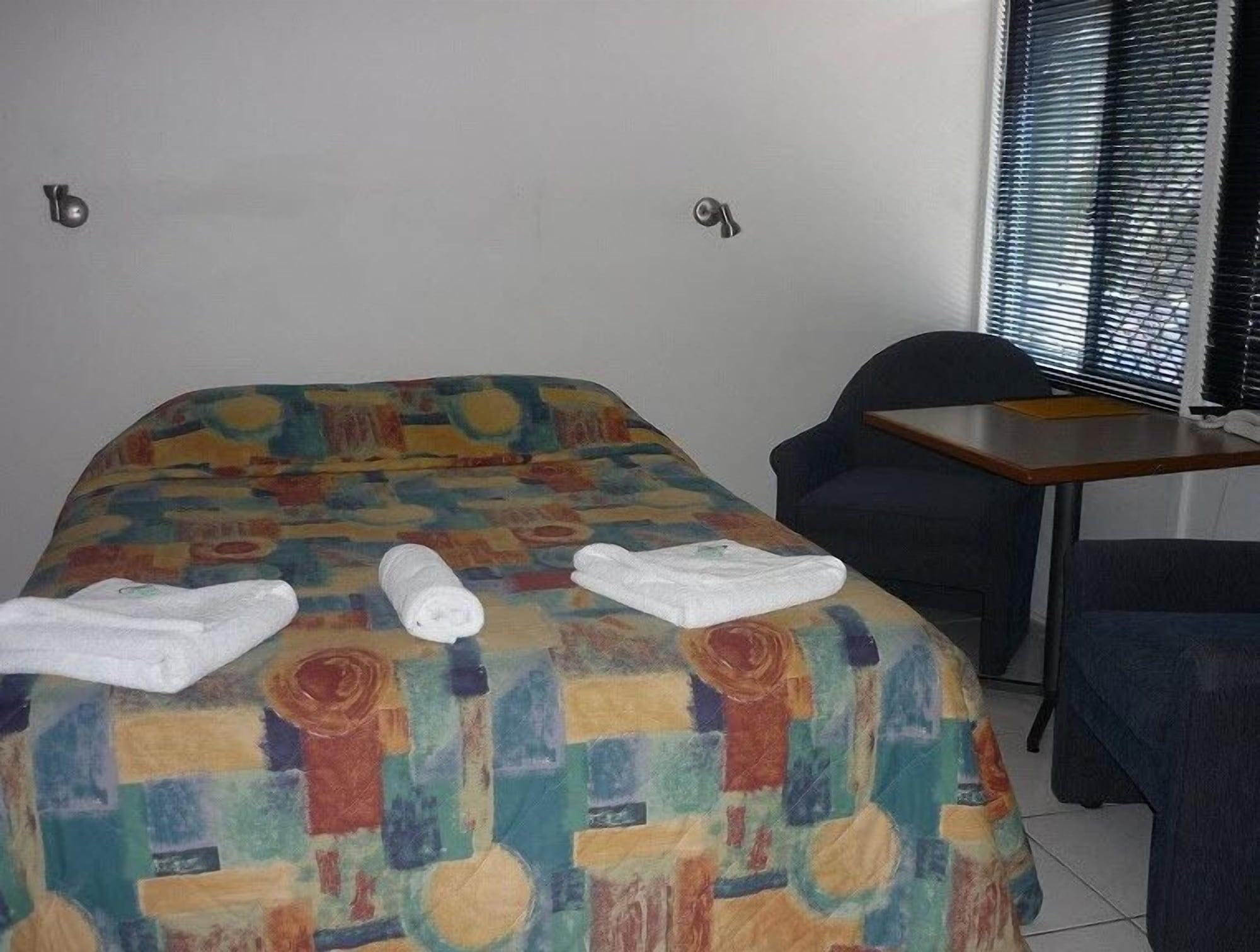 טאונסביל Strand Motel מראה חיצוני תמונה