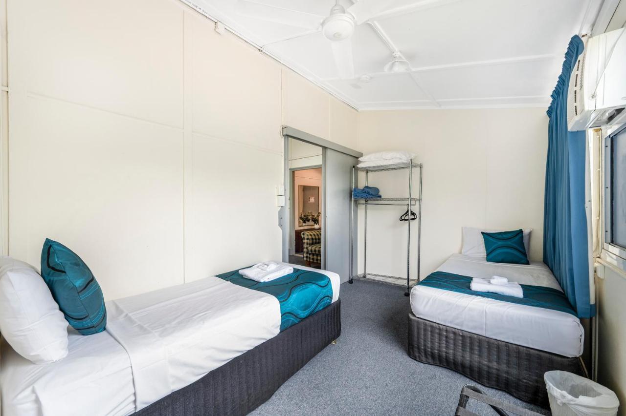טאונסביל Strand Motel מראה חיצוני תמונה