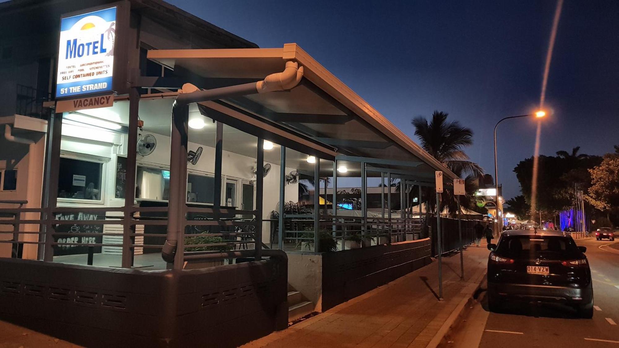 טאונסביל Strand Motel מראה חיצוני תמונה